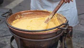 Polenta nel paiolo La Storia di un Gusto Autentico: la Tradizionale Cucina della Val di Chy